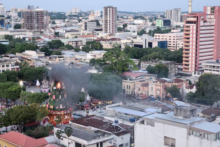 Árvore de Natal pega fogo ao lado do Teatro Amazonas, em Manaus; veja vídeo