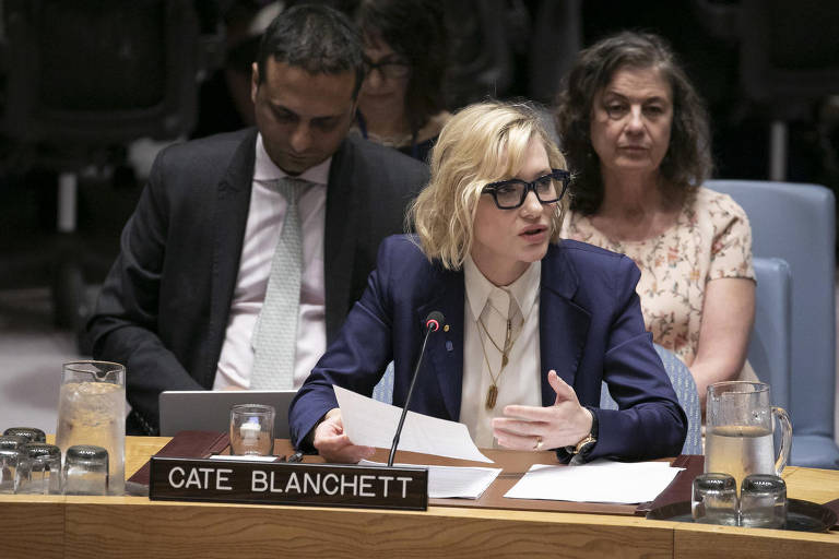 Cate Blanchett discursa no Conselho de Segurança das Nações Unidas sobre a emergência Rohingya, aproximadamente um ano após o surto de violência no estado de Rakhine, em Mianmar, e a fuga de mais de 700.000 refugiados Rohingya para o país vizinho Bangladesh