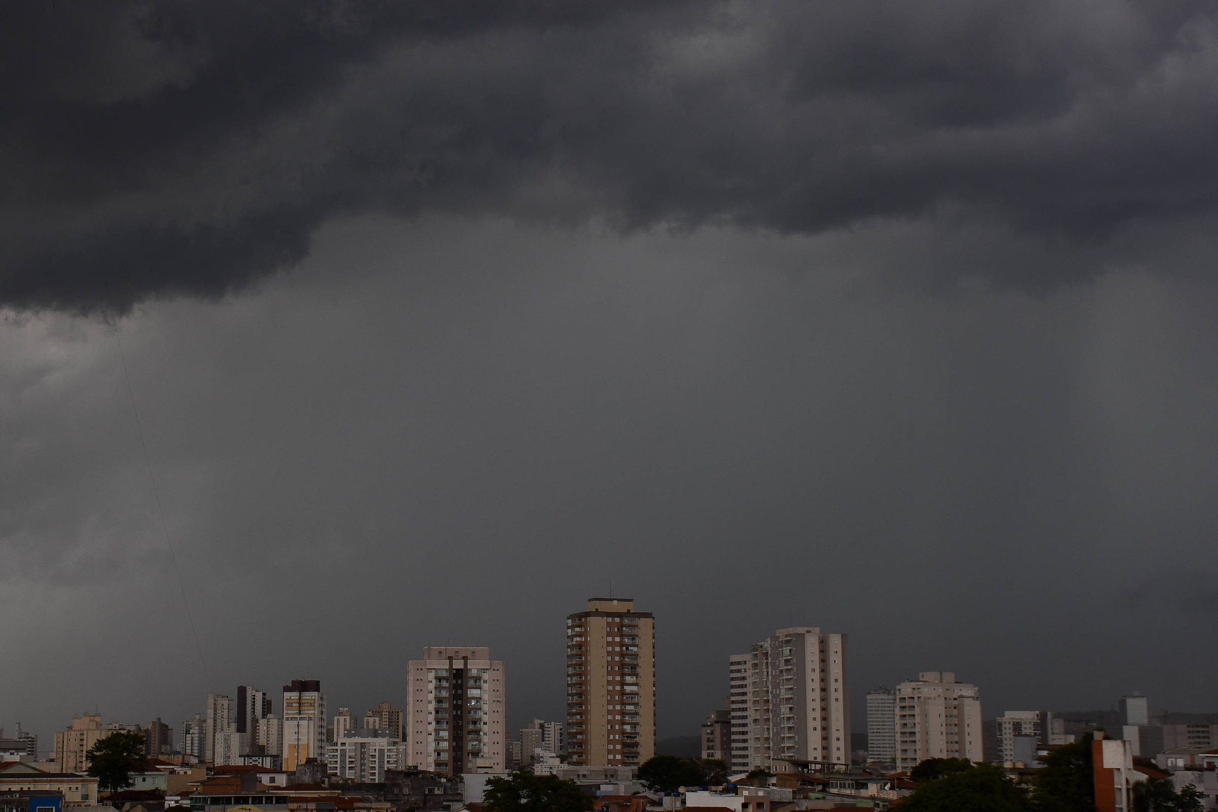 Chuva causa alagamentos, derruba árvores e deixa 469 mil sem luz em SP