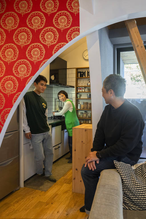 A partir da esquerda, Takina Shimura e seus pais, Tomoko Shimura e Yoshiki Shimura, em sua casa compacta em Zushi, Japão, uma cidade litorânea a cerca de uma hora de Tóquio, em 2 de dezembro de 2024