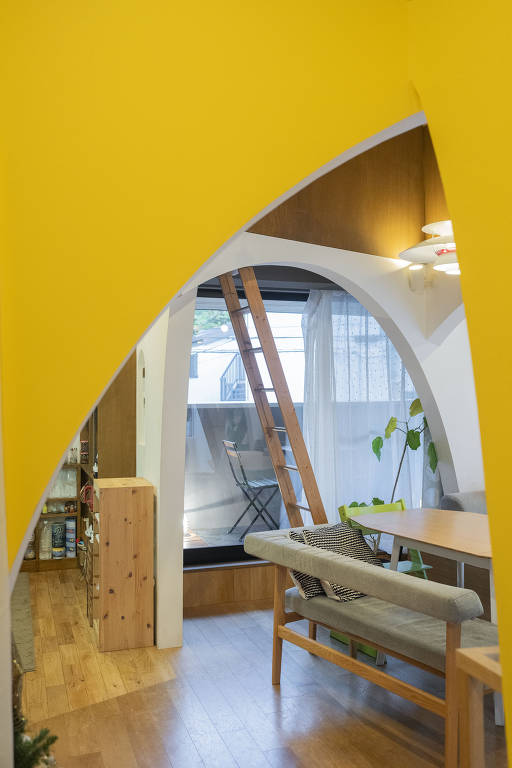 Arcadas para separar a sala de uma quarto e cozinha na casa compacta em Zushi, Japão, uma cidade litorânea a cerca de uma hora de Tóquio, em 2 de dezembro de 2024