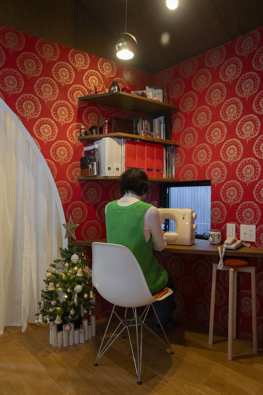 Tomoko Shimura em sua sala de costura em sua casa compacta em Zushi, Japão, uma cidade litorânea a cerca de uma hora de Tóquio, em 2 de dezembro de 2024