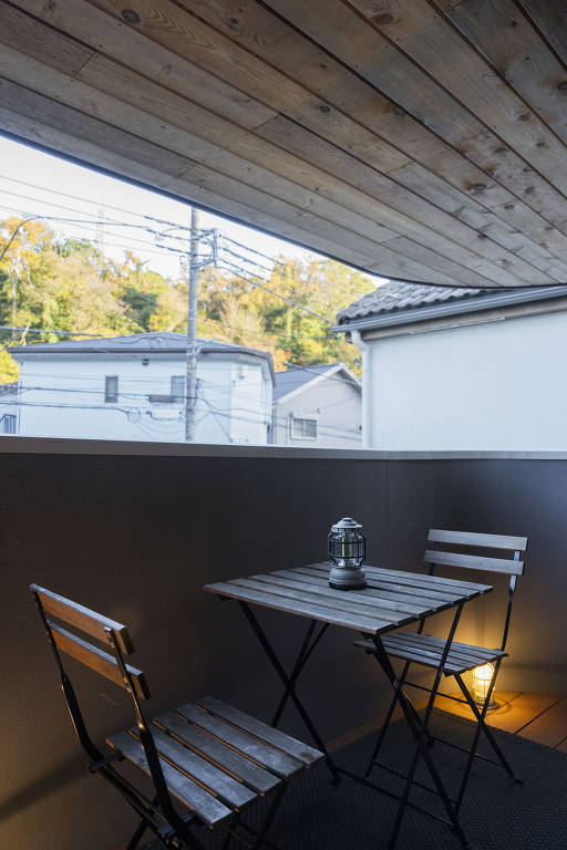 Uma área de convés da casa da família Shimura em Zushi, Japão, uma cidade litorânea a cerca de uma hora de Tóquio, em 2 de dezembro de 2024