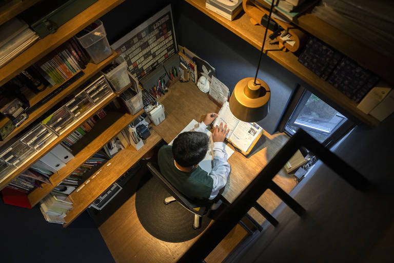 A partir da esquerda, Takina Shimura no estudo de sua casa compacta em Zushi, Japão, uma cidade litorânea a cerca de uma hora de Tóquio, em 2 de dezembro de 2024