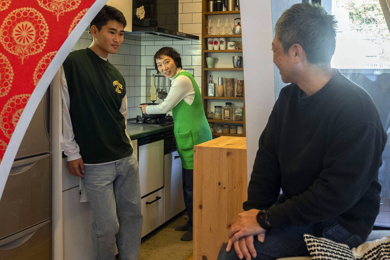 A partir da esquerda, Takina Shimura e seus pais, Tomoko Shimura e Yoshiki Shimura, em sua casa compacta em Zushi, Japão, uma cidade litorânea a cerca de uma hora de Tóquio, em 2 de dezembro de 2024