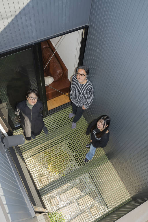 Junko e Hiroyuki Tashiro com sua filha, Nonoko, em um local de reunião familiar dentro da área da estrutura em Yokohama, Japão, em 1º de dezembro de 2024