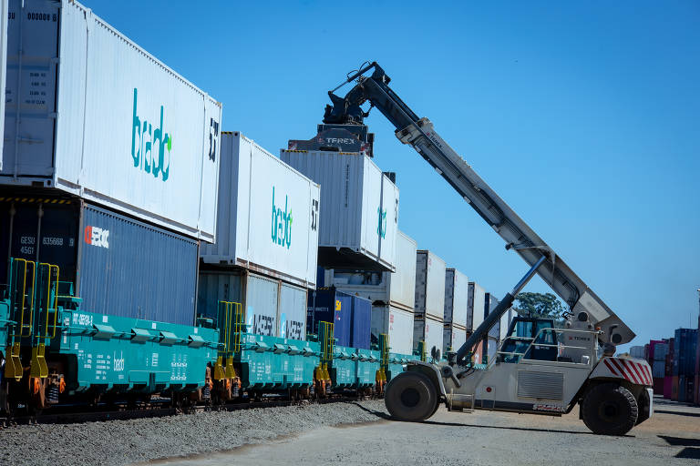 Operação com contêineres empilhados da Brado, que aumentou capacidade de transporte em 43%