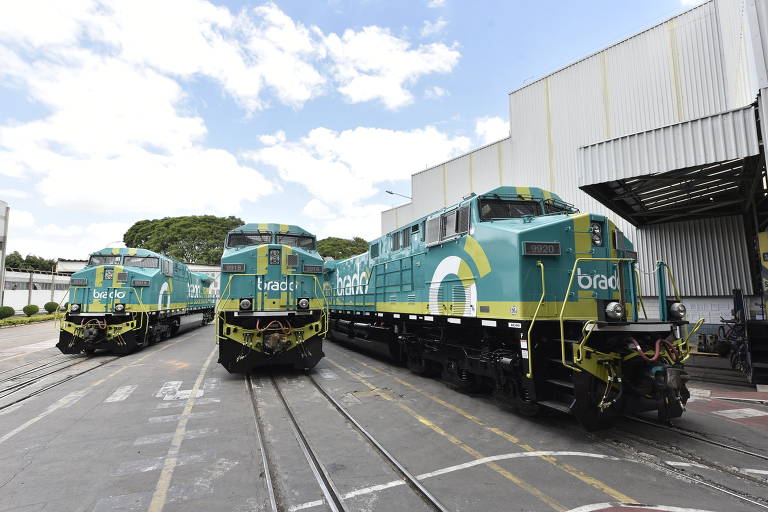 Imagem mostra locomotivas utilizadas em 2019 nas primeiras viagens com contêineres empilhados