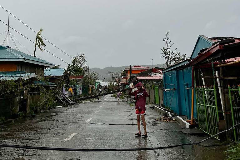 Passagem do supertufão Man-Yi na província filipina de Catanduanes