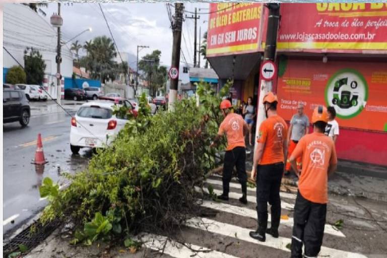 Chuva provoca alagamentos e faz São Sebastião adiar evento de Natal