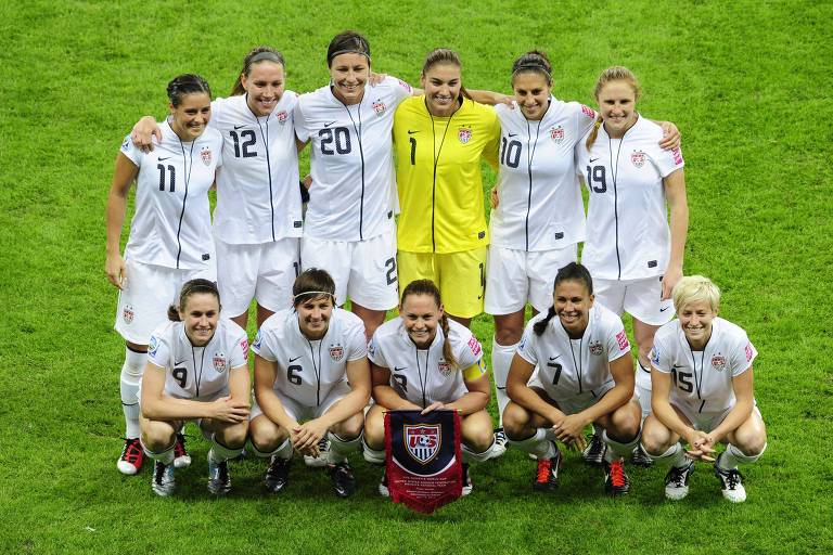 A seleção dos EUA posa para foto antes da final da Copa do Mundo de 2011， contra o Japão， em Frankfurt (Alemanha); todas estão sorridentes