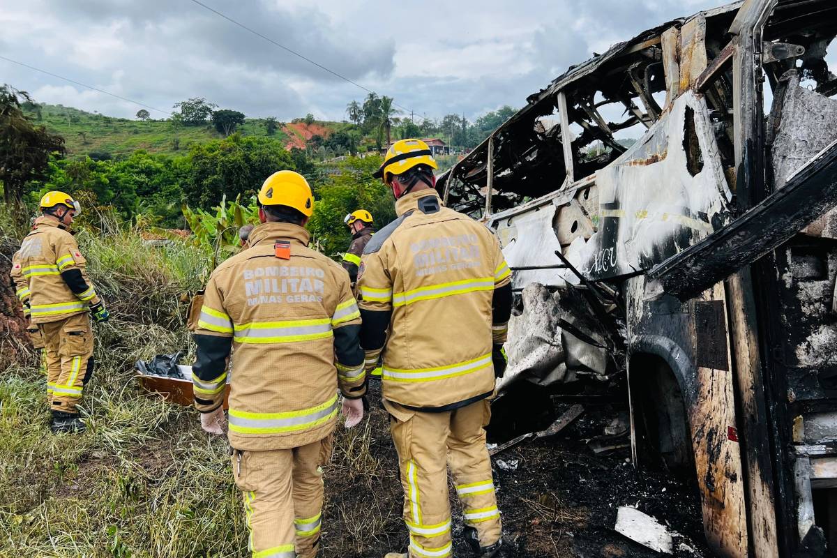 Sobe para 41 o número de mortos em acidente entre ônibus e carreta em MG, diz polícia