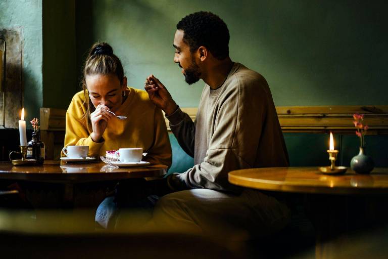 Casal tomando café e rindo