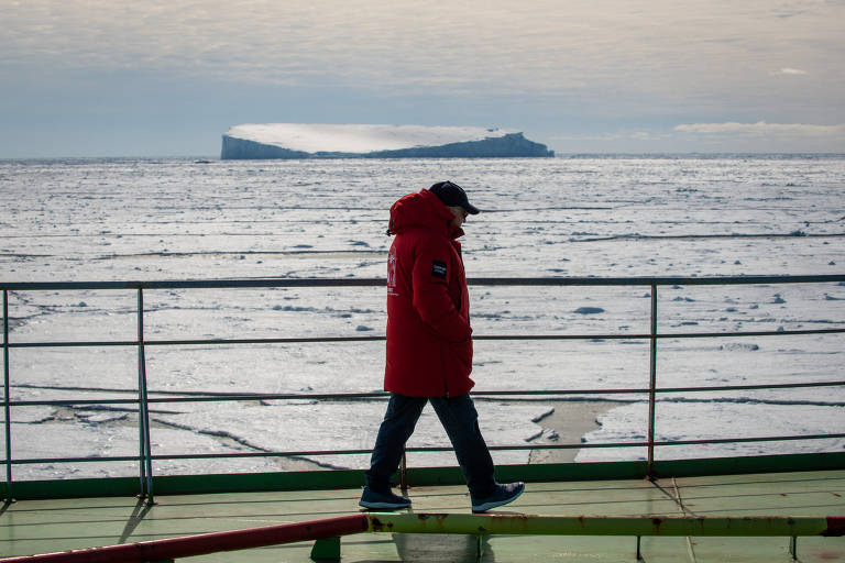 Membro da tripulação da missão, que busca completar a maior circum-navegação na Antártida, anda pelo navio