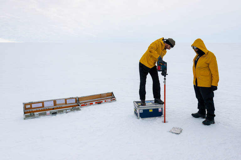 Equipe da UFRGS (Universidade Federal do Rio Grande do Sul) perfura o gelo em busca de micro-organismos