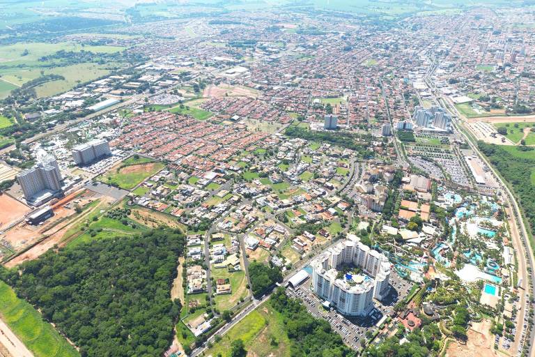 Imagem aérea de Olímpia， que com 55 mil habitantes tem dois parques aquáticos e 34 mil leitos para hospedagem