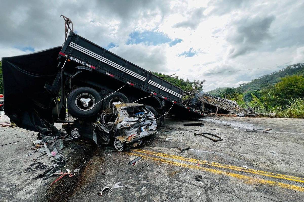 Motorista de caminhão envolvido em acidente com 39 mortos em MG é preso