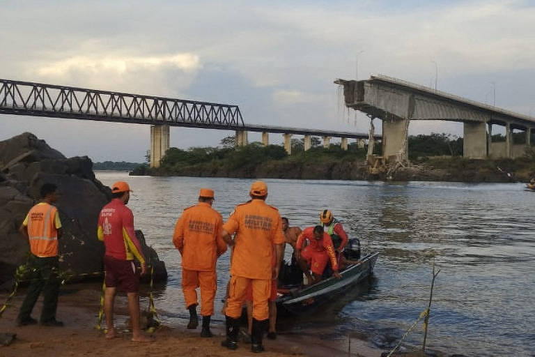 Bombeiros durante operação de resgate após queda da ponte Juscelino Kubitschek de Oliveira, que liga o Tocantins ao Maranhão