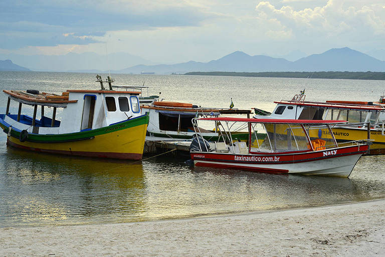 Barcos ancorados na praia de Brasília， um dos pontos de desembarque para quem chega à ilha do Mel， no litoral do Paraná