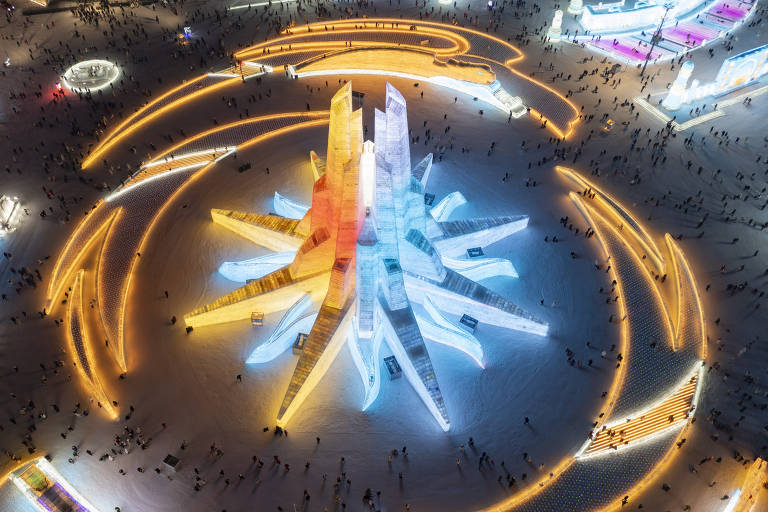 Imagem de drone mostra a torre principal da 26ª edição do festival de gelo Ice-Snow World em Harbin, no nordeste da China. O local é o maior parque temático de gelo e neve do mundo