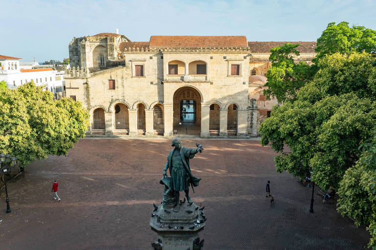 Estátua de Cristóvão Colombo no Parque Colón， em Santo Domingo， na República Dominicana