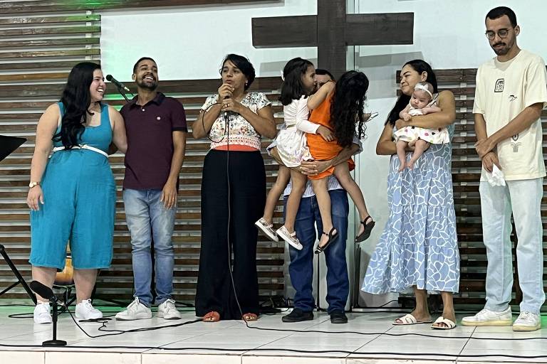 Momento em que a nova neta do pastor José Marcos (no centro da imagem, encoberto pelo abraço das netas) é apresentada à comunidade na Igreja Batista em Coqueiral