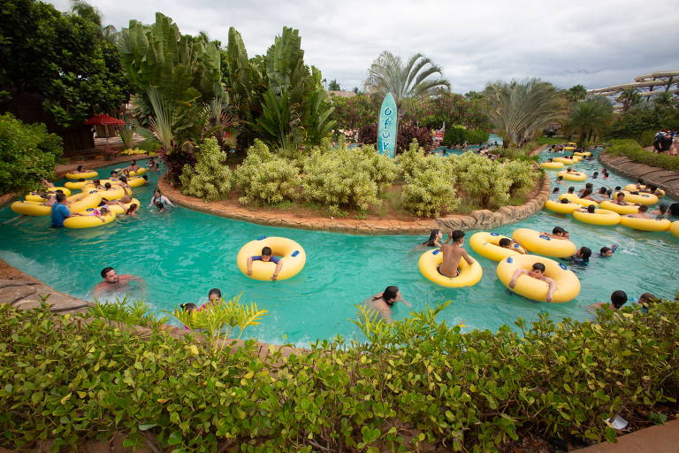 Turistas frequentam o parque aquático Hot Beach, em Olímpia, no interior paulista