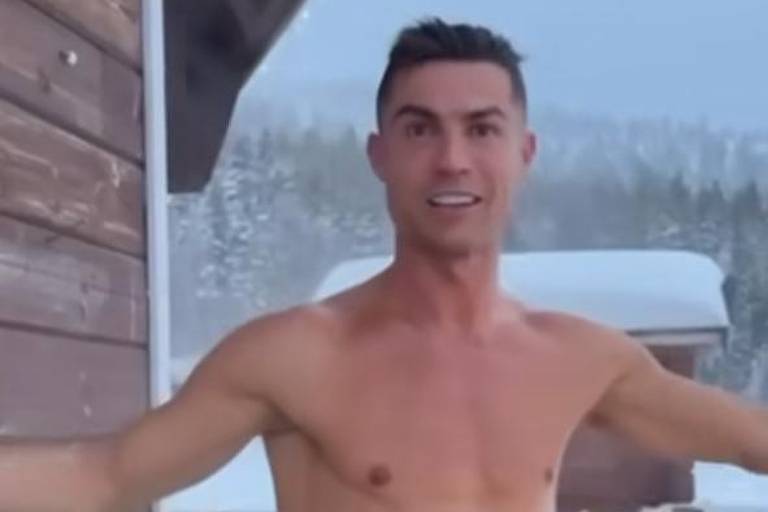 Cristiano Ronaldo posa de sunga na neve