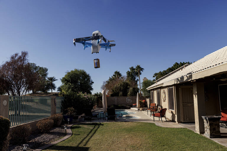 Drone da Amazon carrega pedido feito por cliente nos EUA