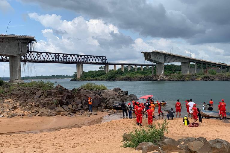 Imagem mostra queda de parte da ponte Juscelino Kubitschek de Oliveira， na divisa entre Tocantins e Maranhão. Agentes trabalham na busca por desaparecidos no rio Tocantins  
