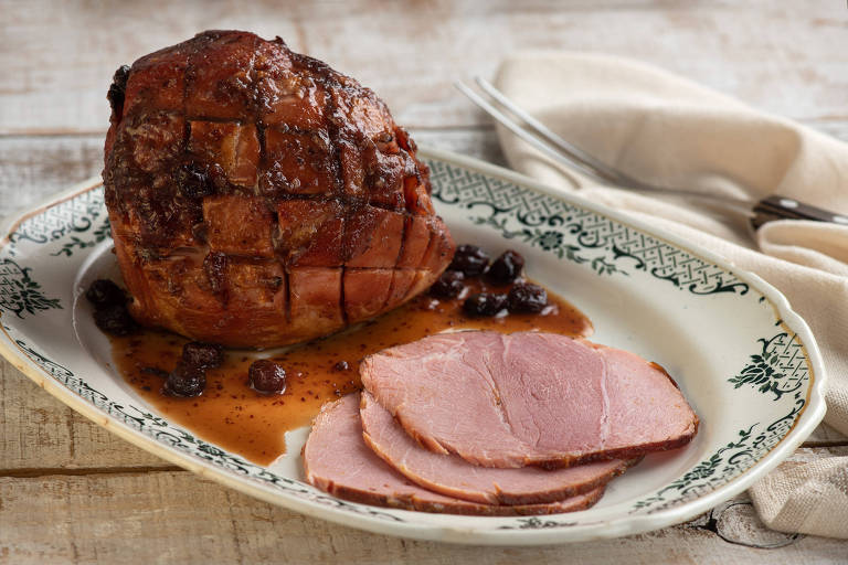 Tender inteiro desossado com glaze de cranberry, da Casa Santa Luzia