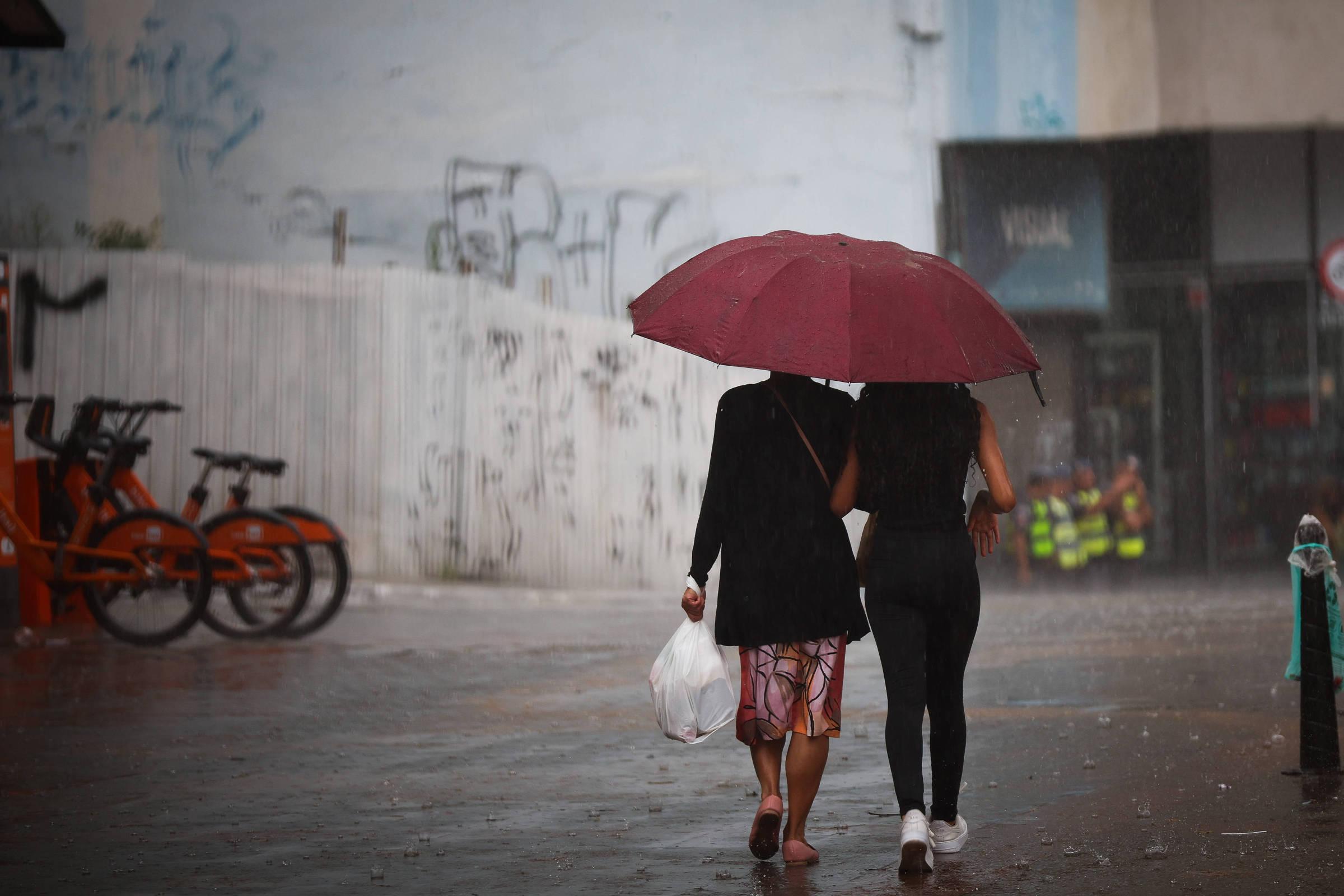 Chuva causa alagamentos e deixa 21 mil sem luz em SP