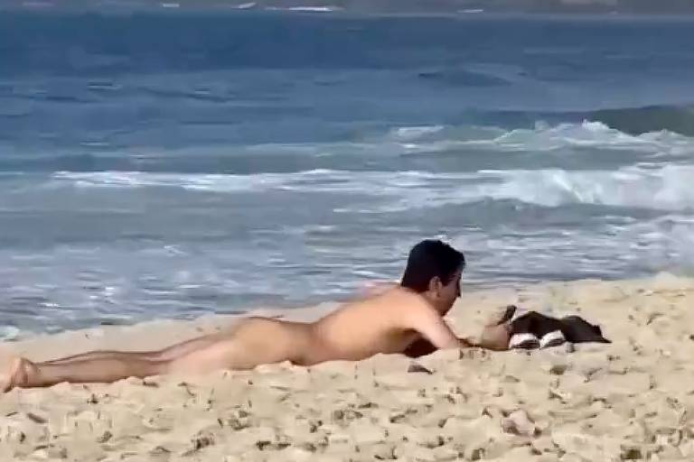 Homem toma sol nu em Ipanema