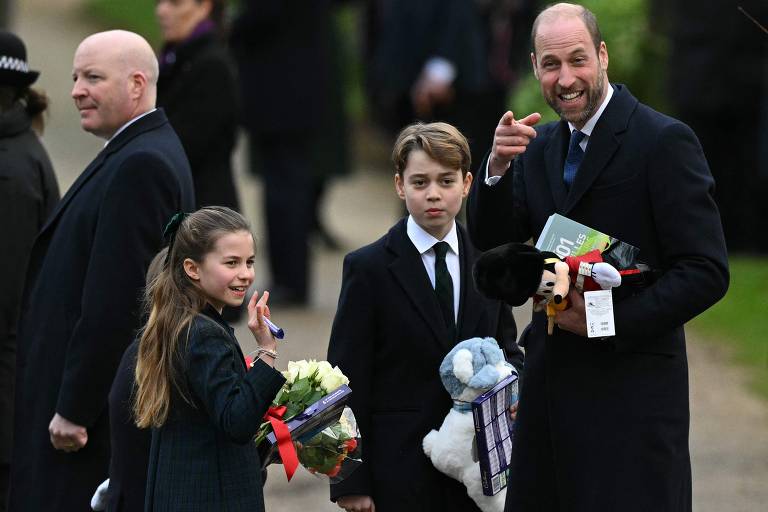 O príncipe William e seus filhos George e Charlotte comparecem ao tradicional culto de Natal da família real na Igreja de Santa Maria Madalena em Sandringham, Norfolk, a leste da Inglaterra