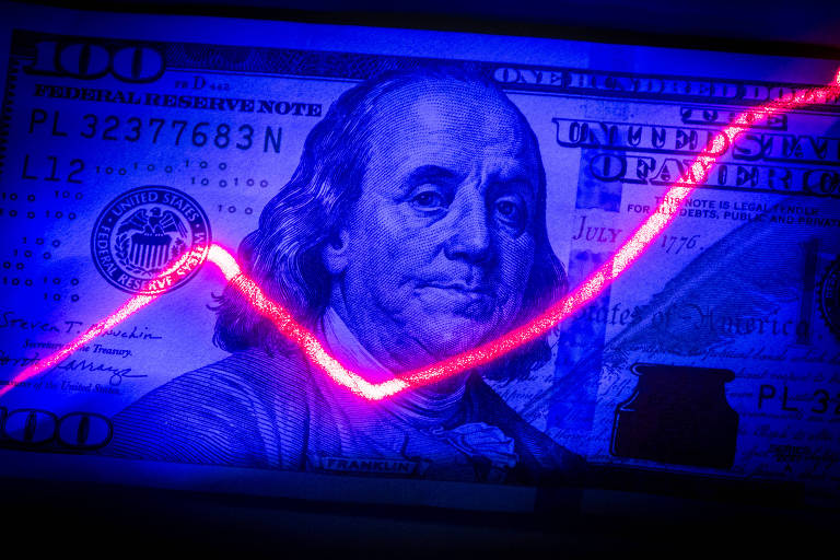 A imagem mostra uma nota de cem dólares iluminada em azul， com o retrato de Benjamin Franklin. Sobre a nota， há uma linha gráfica em neon rosa que representa uma tendência de crescimento， criando um contraste visual com o fundo azul da nota.