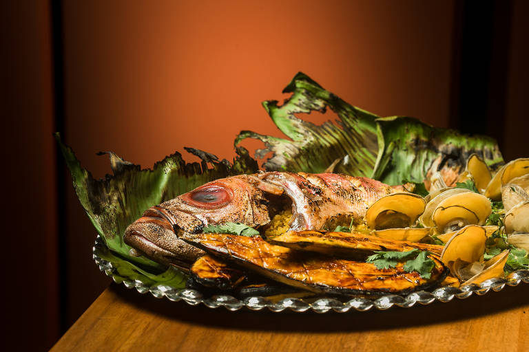 O chef Onildo Rocha, do restaurante Notiê, criou um menu praiano. Na foto, o peixe assado recheado com cuscuz e banana