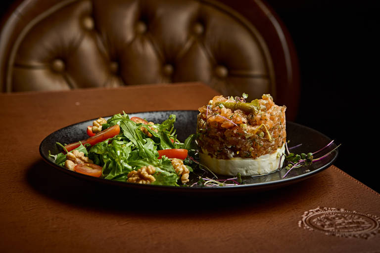 Tartare de salmão sobre queijo de cabra do La Cave du Roy, de Isaac Azar