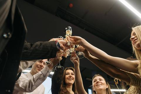 Consumir oito ou dez drinques em um curto período de tempo aumenta significativamente o risco de ferimentos, overdose e mortes
