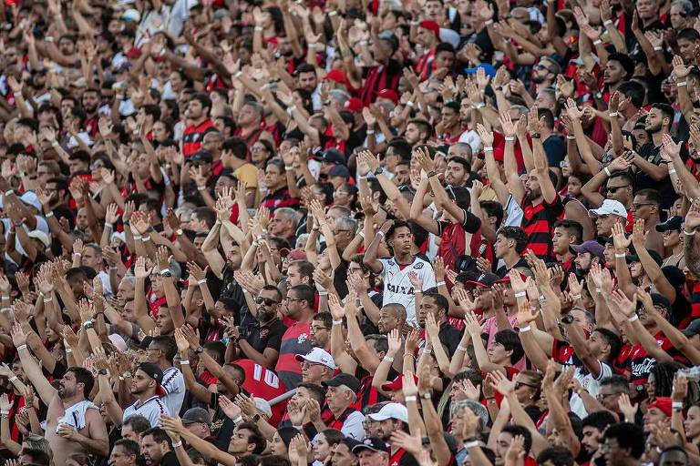 Torcida do Esporte Clube Vitória durante jogo de futebol