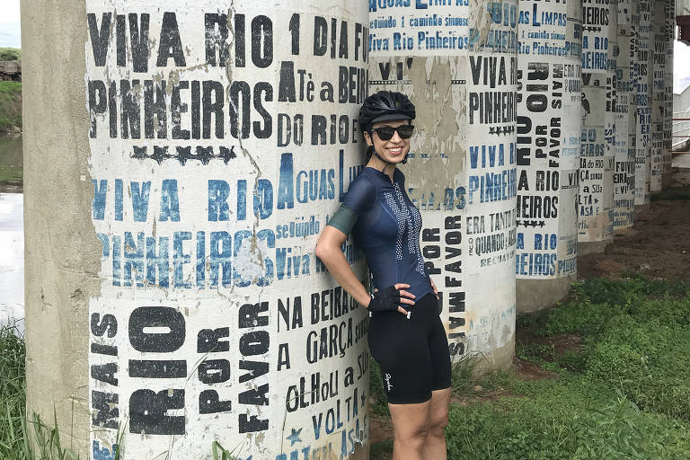 A jornalista e cicloativista Erika Sallum em 2019, ao lado de estrutura de ponte na ciclovia da Marginal Pinheiros, na cidade de São Paulo