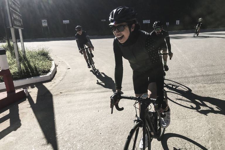 Erika Sallum durante pedalada por Gonçalves (MG)