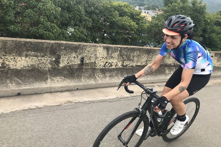 Erika Sallum durante pedala na rodovia dos Bandeirantes, em São Paulo, no ano de 2020