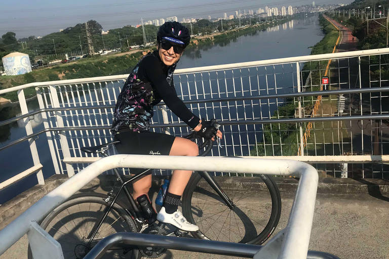 A jornalista e cicloativista Erika Sallum na estrutura de acesso à ciclovia da Marginal Pinheiros, na zona oeste da cidade de São Paulo