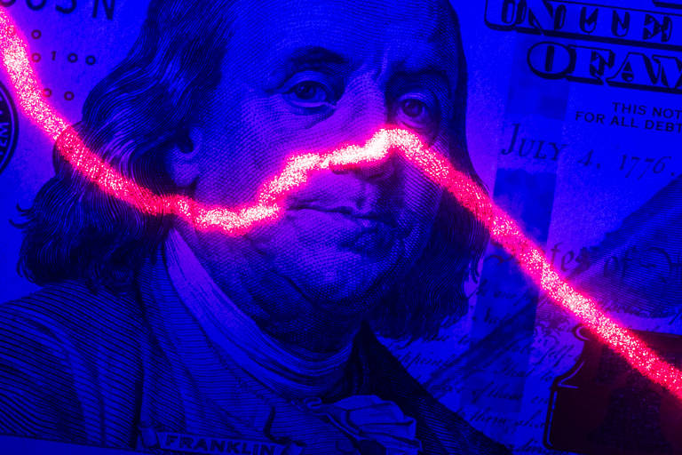 A imagem mostra um close de uma nota de cem dólares， destacando o rosto de Benjamin Franklin. A nota é iluminada por uma luz roxa， que cria um efeito visual， traçando uma linha brilhante sobre o rosto. O fundo da nota é visível， com detalhes da impressão.