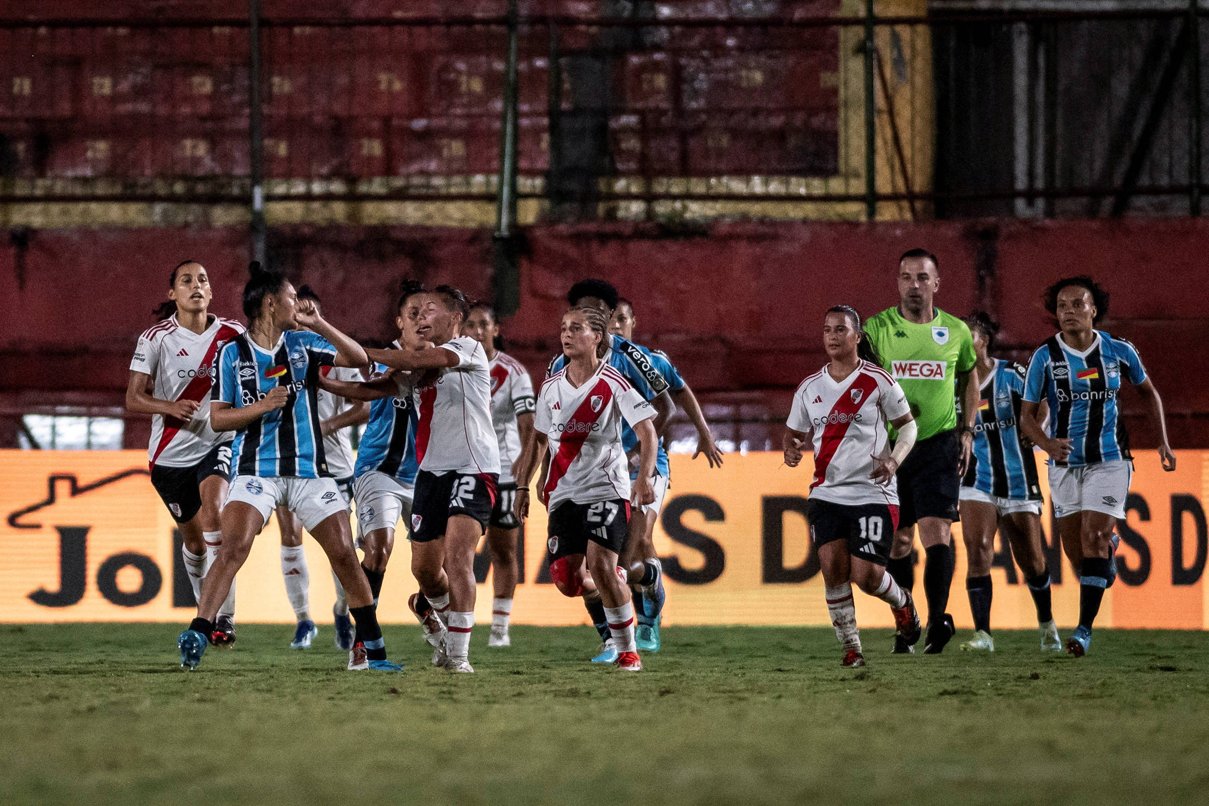 Justiça concede liberdade provisória a jogadoras do River presas por racismo