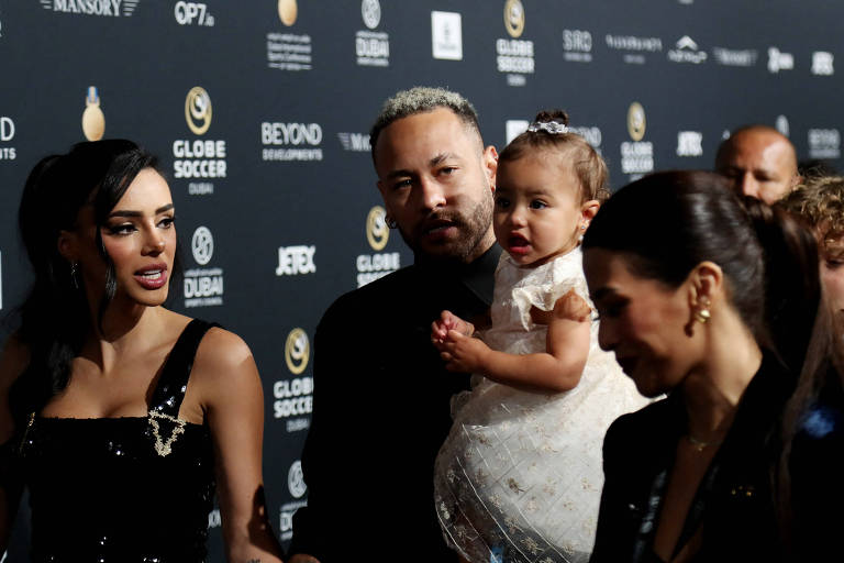 Neymar， que jogou duas vezes em 2024， carrega a filha Mavie na cerimônia Globe Soccer Awards， em Dubai (Emirados Árabes Unidos); ao lado deles está a mãe da menina， Bruna Biancardi