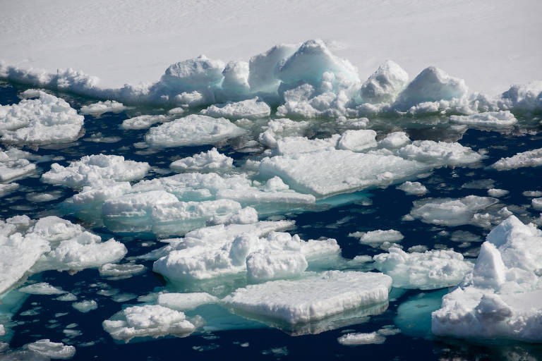 Gelo marinho visto pela tripulação da expedição à Antártida