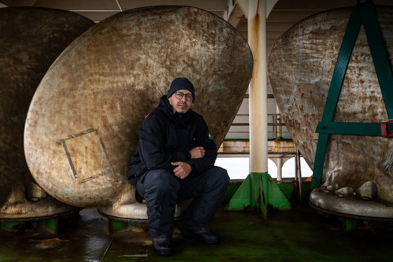 O biólogo Pedro Augusto Mendes de Castro Melo, que está voltado ao estudo de plânctons durante a circum-navegação