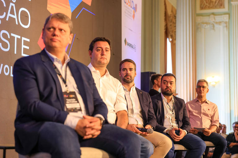 Tarcísio de Freitas， Ratinho Jr.， Eduardo Leite， Claudio Castro e Romeu Zema durante encontro do Cosud em Porto Alegre (RS)