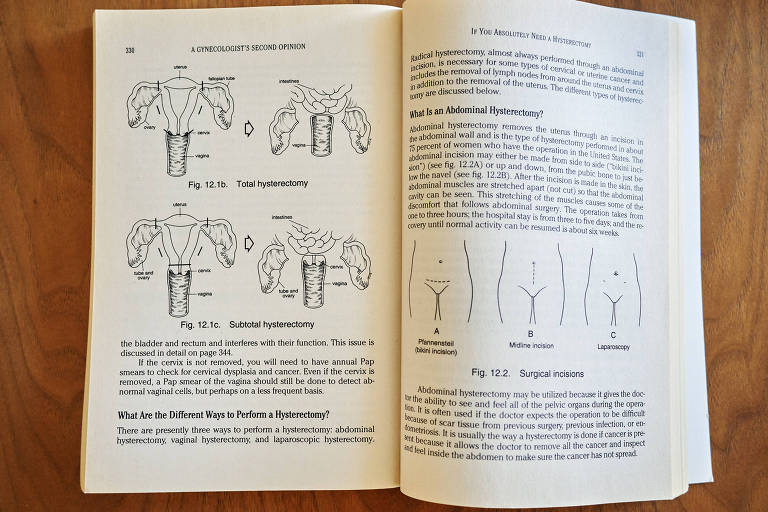 A imagem mostra duas páginas abertas de um livro didático. À esquerda， há ilustrações que parecem representar diferentes tipos de estruturas ou organismos， com legendas explicativas. À direita， há texto corrido que parece descrever ou explicar as ilustrações. O fundo é de madeira.